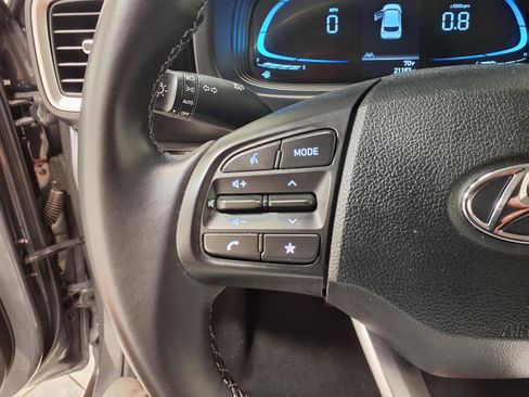 Used 2025 Hyundai Venue SEL FWD image 21