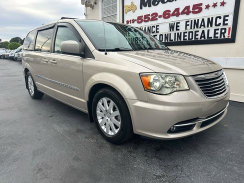 Used 2013 Chrysler Town & Country Touring image 7