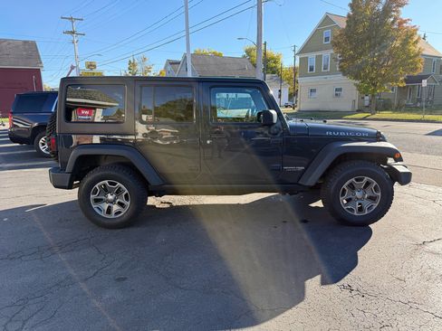 Used 2018 Jeep Wrangler Unlimited Rubicon w/ Connectivity Group image 4