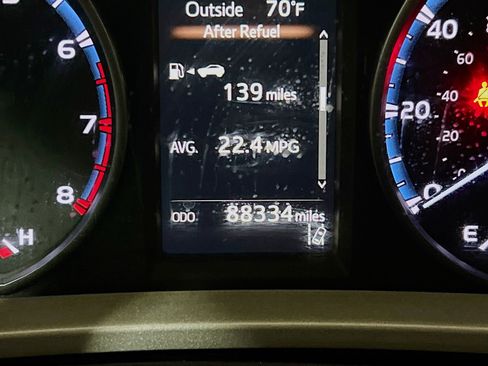 Used 2018 Toyota RAV4 LE FWD image 8