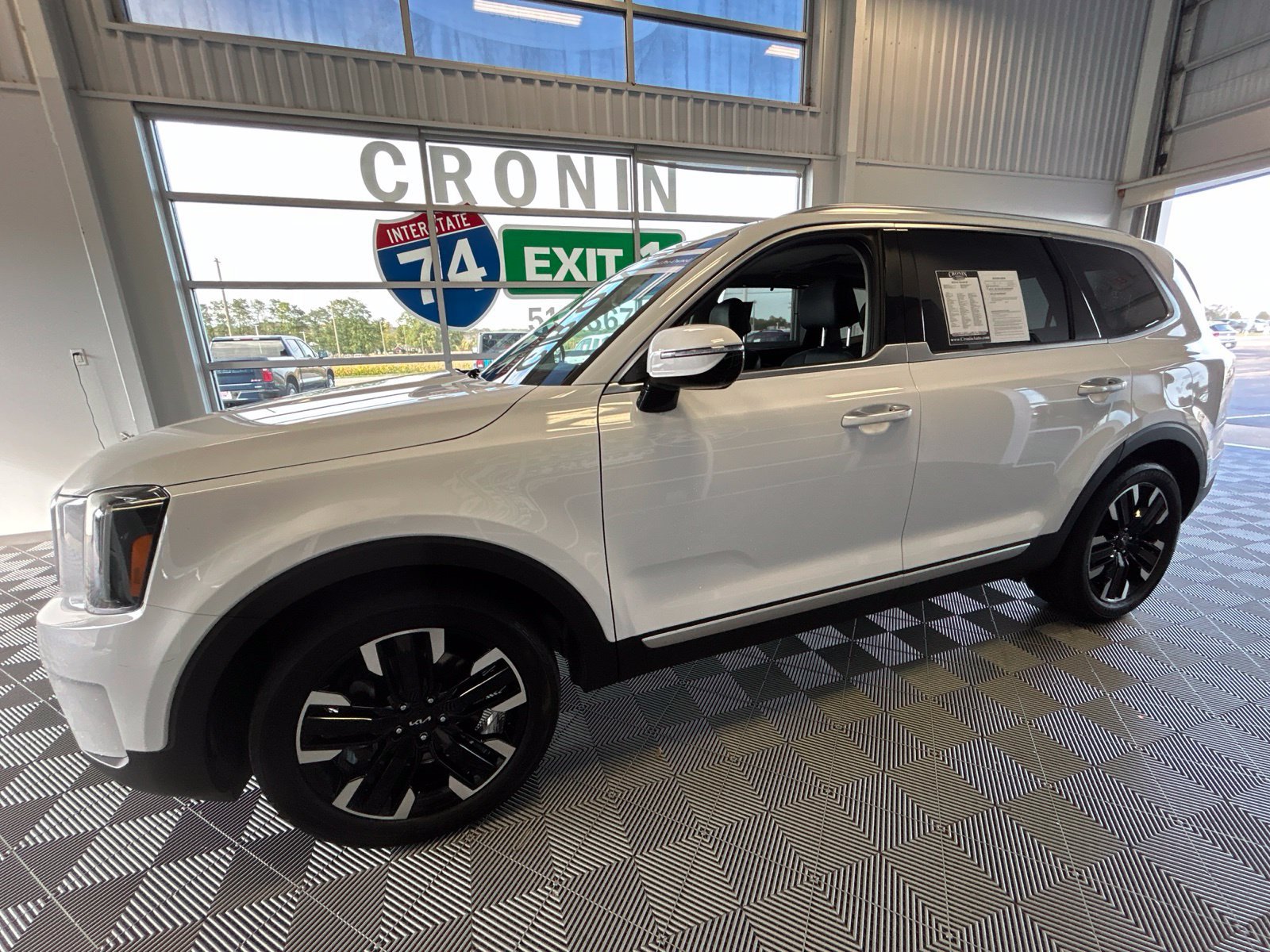 Used 2023 Kia Telluride SX AWD/4WD image 3