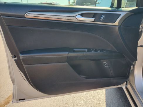 Used 2018 Ford Fusion SE FWD image 8