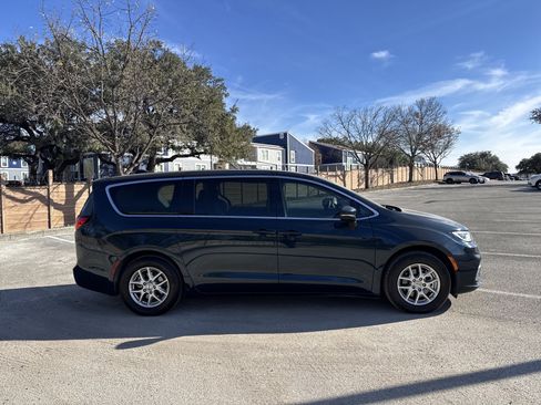 Used 2023 Chrysler Pacifica Touring-L image 2