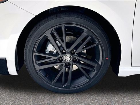 New 2026 Toyota Camry Hybrid FWD image 9
