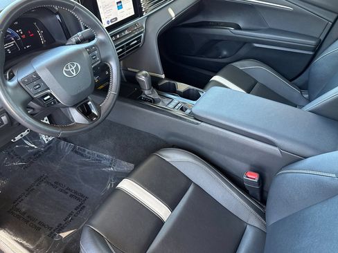 Used 2025 Toyota Camry SE FWD image 5
