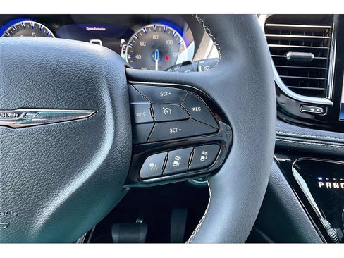 Certified 2025 Chrysler Pacifica Limited FWD image 12