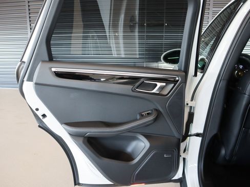 Used 2025 Porsche Macan image 24