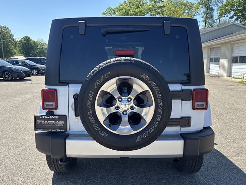 Used 2017 Jeep Wrangler Unlimited Sahara w/ Connectivity Group AWD/4WD image 7