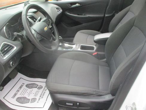Used 2018 Chevrolet Cruze LT w/ Convenience Package FWD image 9