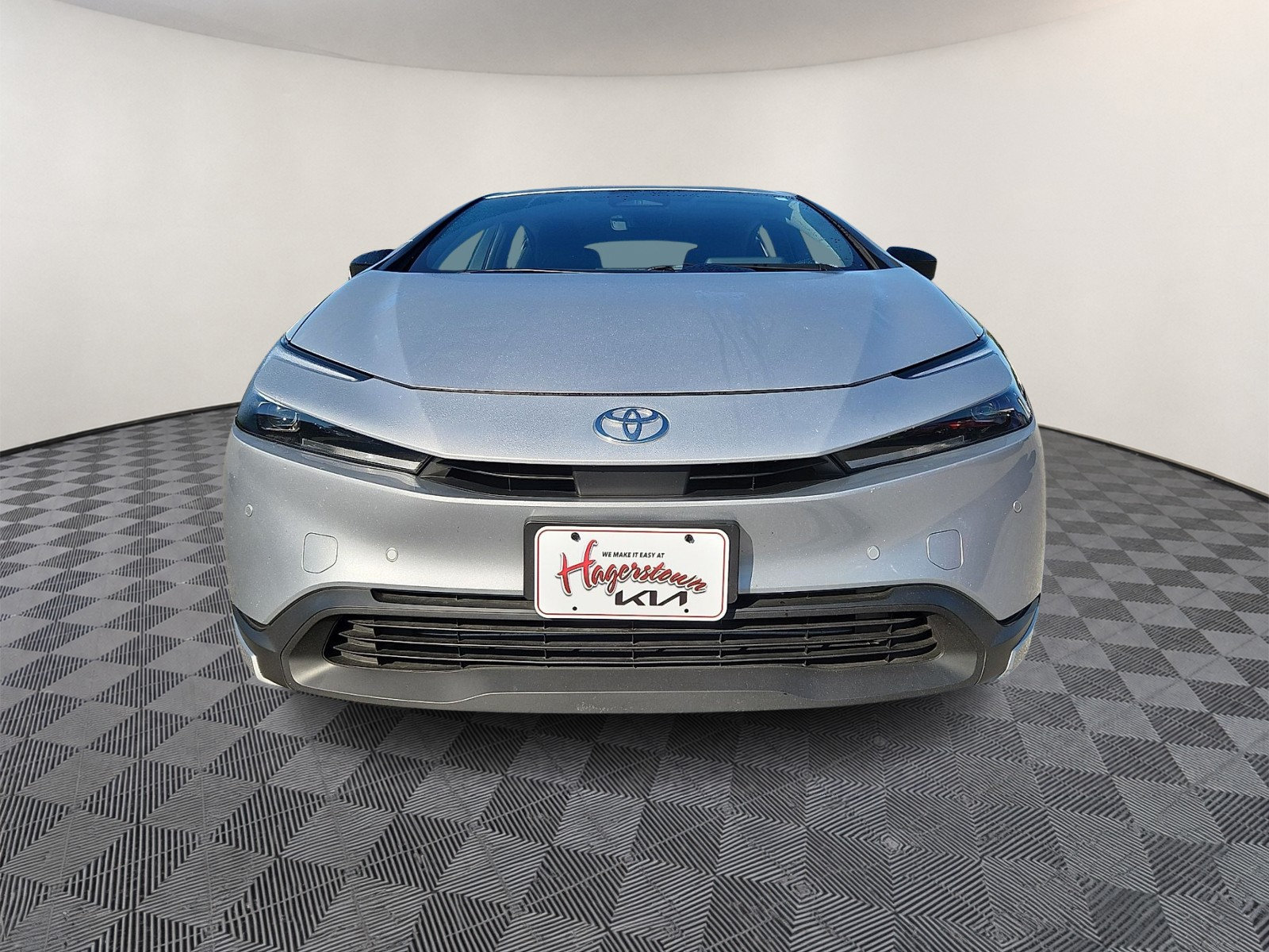 Used 2024 Toyota Prius LE FWD image 2