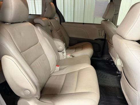 Used 2020 Toyota Sienna XLE FWD image 27