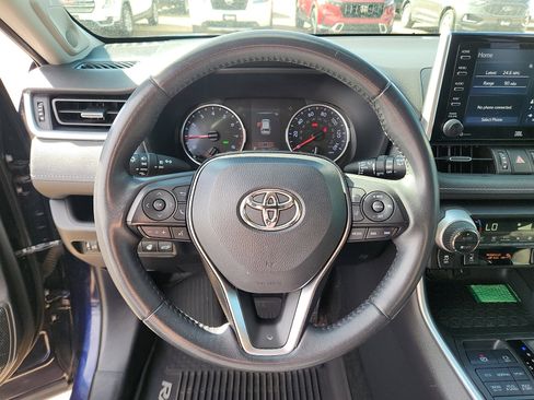 Used 2021 Toyota RAV4 XLE Premium image 17