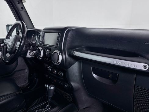 Used 2017 Jeep Wrangler Unlimited Sahara w/ Connectivity Group image 28