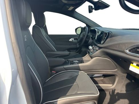 New 2026 Chrysler Pacifica Limited w/ S Appearance Package image 16