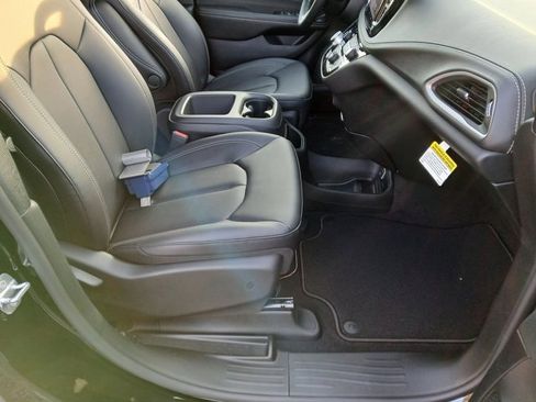 New 2026 Chrysler Pacifica Select image 33