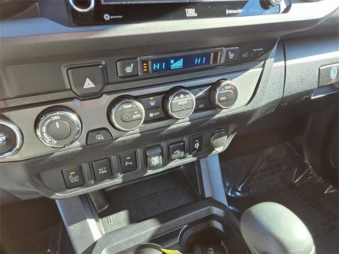 Used 2022 Toyota Tacoma TRD Off-Road image 17