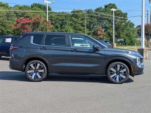 New 2025 Mitsubishi Outlander SE image 2
