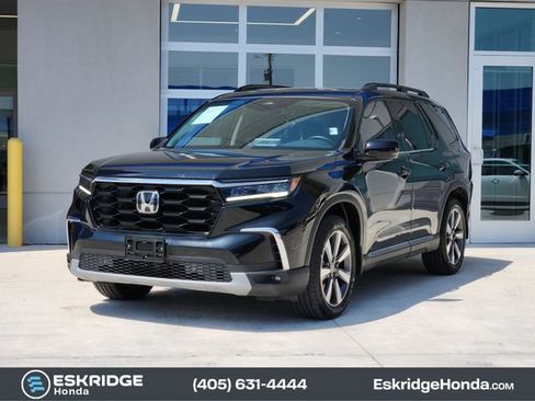 Used 2025 Honda Pilot Touring image 3