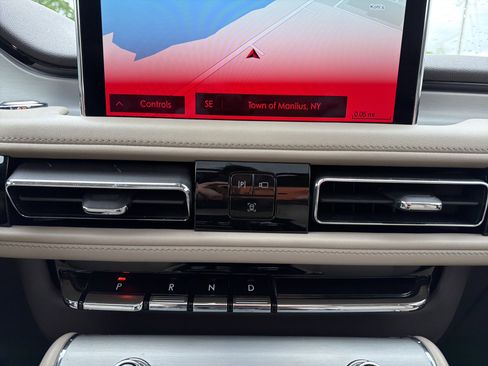 Used 2023 Lincoln Aviator AWD w/ Premium Package image 17