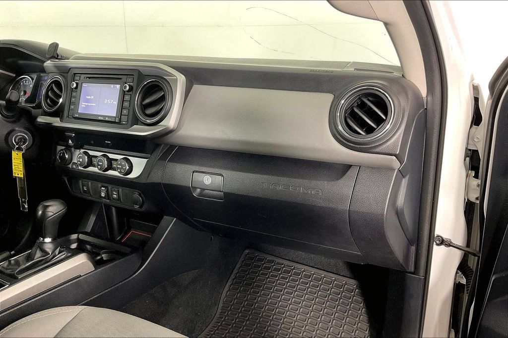 Used 2019 Toyota Tacoma SR5 AWD/4WD image 18