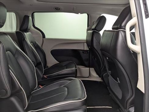 Used 2023 Chrysler Pacifica Limited FWD image 19