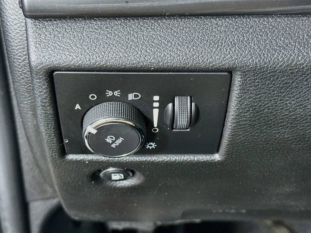 Used 2020 Jeep Grand Cherokee Altitude AWD/4WD image 19