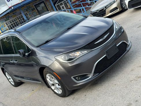 Used 2017 Chrysler Pacifica Touring-L Plus w/ Tire & Wheel Group FWD image 5