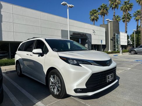 Used 2025 Toyota Sienna XLE w/ XLE Plus Package FWD image 2