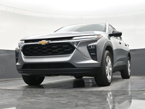 Used 2025 Chevrolet Trax LS FWD image 27