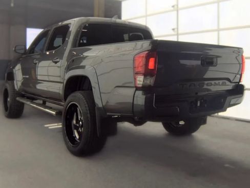 Used 2017 Toyota Tacoma TRD Sport w/ Tow Package RWD image 4