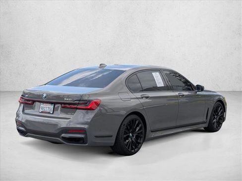 Used 2022 BMW 740i w/ M Sport Package RWD image 5
