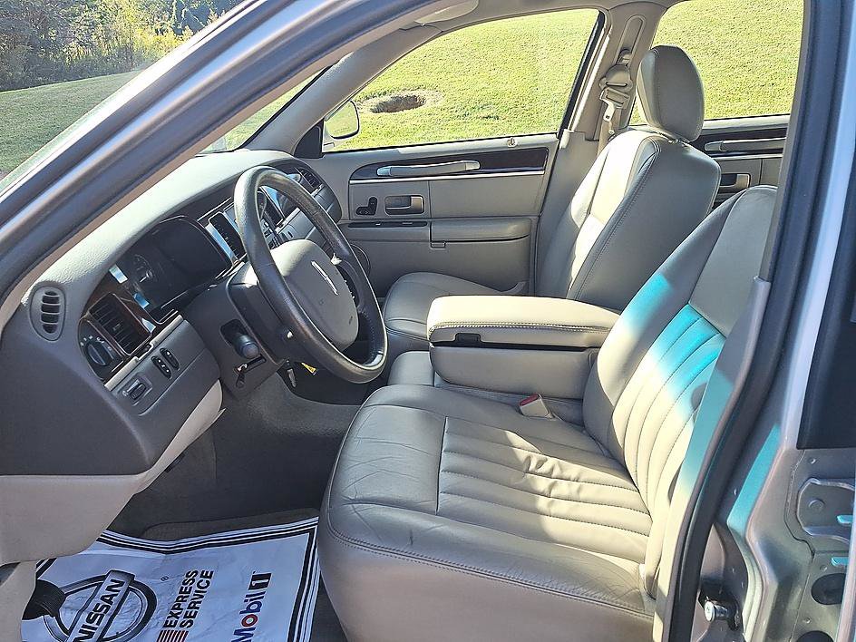 Used 2007 Lincoln Town Car Signature RWD image 11
