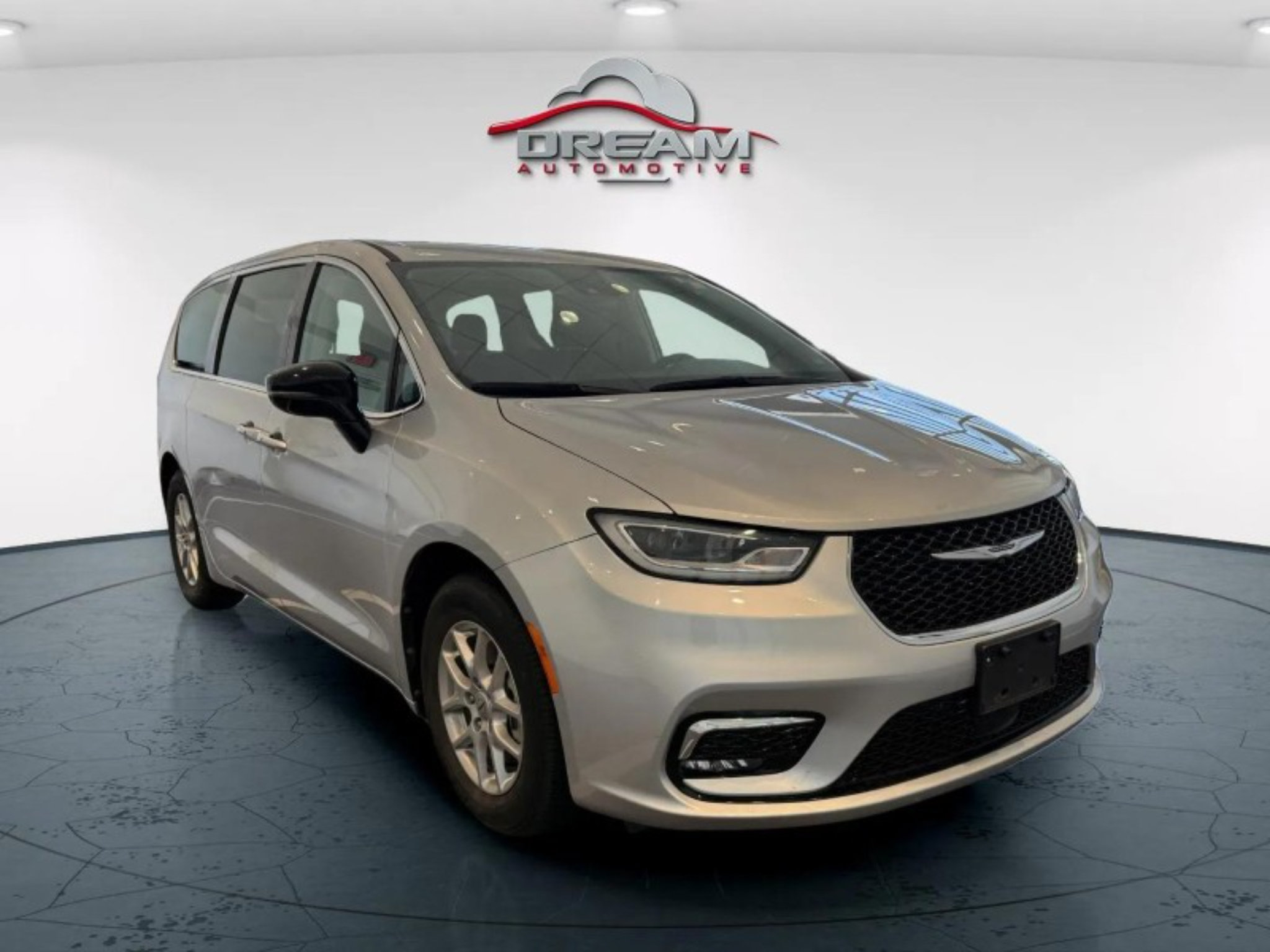 Used 2024 Chrysler Pacifica Touring-L FWD image 1