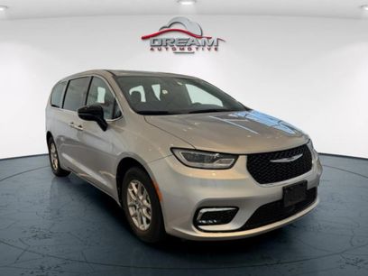 Used 2024 Chrysler Pacifica Touring-L