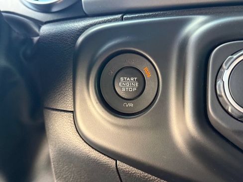 Certified 2022 Jeep Gladiator Sport AWD/4WD image 18