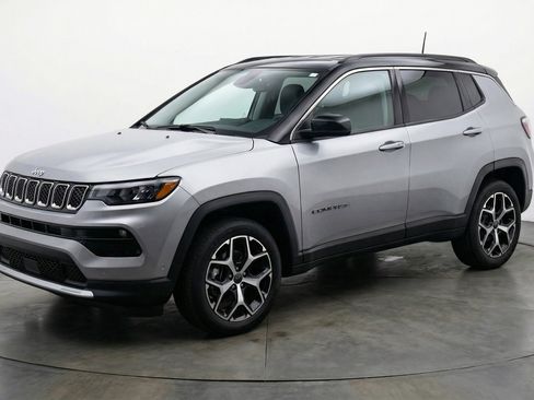 Used 2025 Jeep Compass Limited image 3