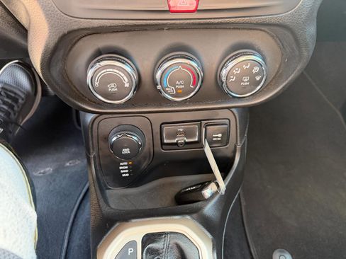 Used 2017 Jeep Renegade Latitude image 14