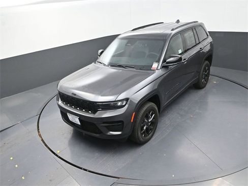 New 2025 Jeep Grand Cherokee Altitude image 11