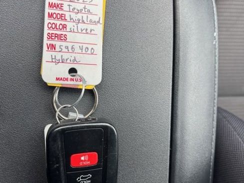 Used 2023 Toyota Highlander LE AWD/4WD image 44