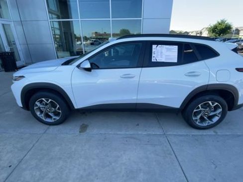 Used 2025 Chevrolet Trax LT FWD image 7