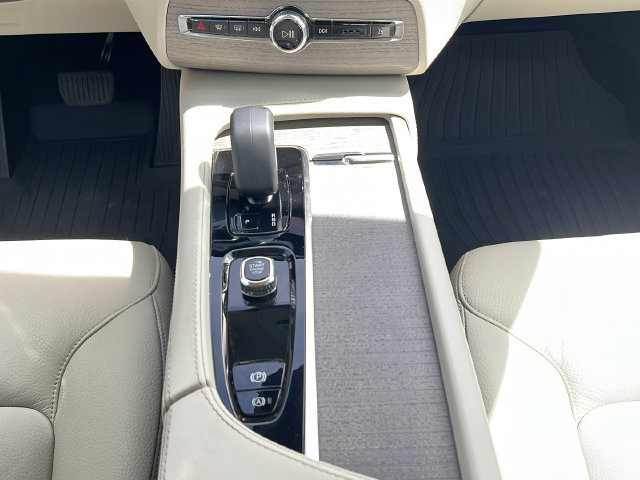 Certified 2024 Volvo XC90 T8 Plus w/ Protection Package Premier AWD/4WD image 18