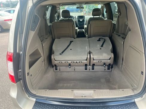 Used 2016 Chrysler Town & Country Touring w/ Driver Convenience Group FWD image 16