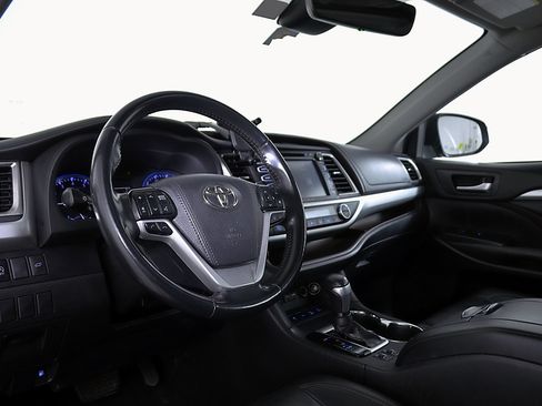 Used 2019 Toyota Highlander XLE AWD/4WD image 14