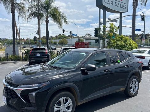 Used 2025 Chevrolet Trax LS FWD image 1