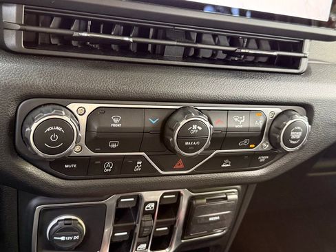 Certified 2024 Jeep Gladiator Sport image 51