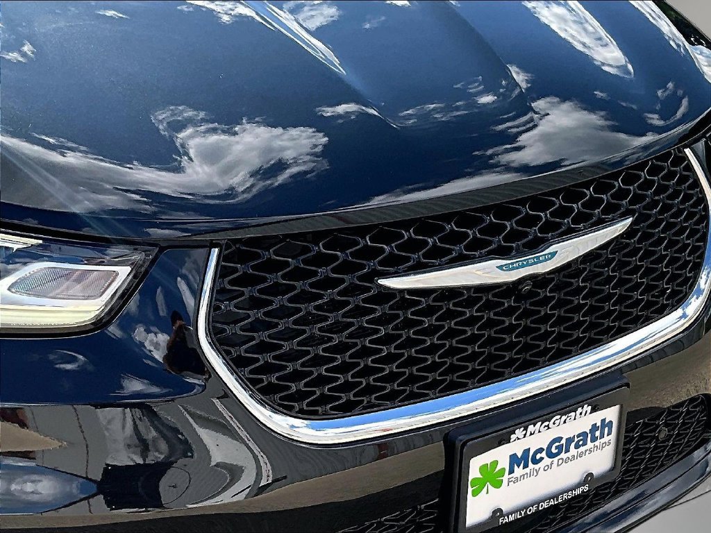 Used 2021 Chrysler Pacifica Touring-L w/ Uconnect Theater Family Group FWD image 32