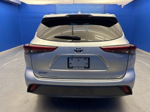 Used 2021 Toyota Highlander Limited FWD image 6