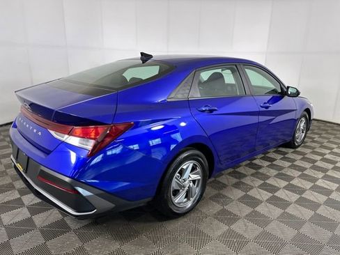 Used 2024 Hyundai Elantra SE image 3