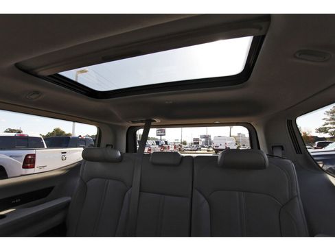 Used 2023 Jeep Wagoneer 4WD w/ Premium Group I image 15