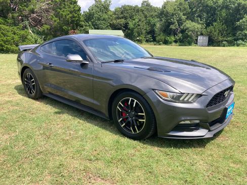 Used 2017 Ford Mustang Coupe RWD image 9